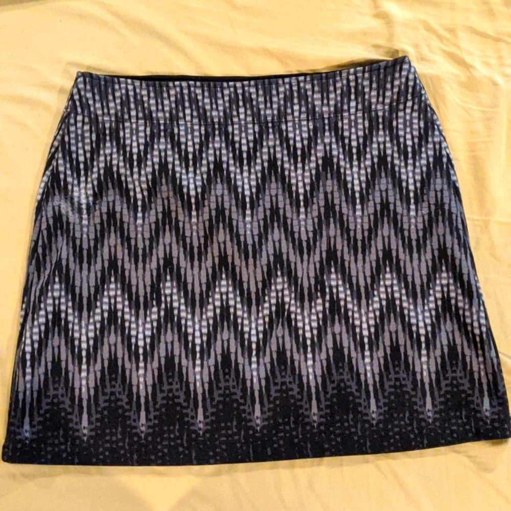 3/$33 - Athleta Black Grey Silverish Pattern Skirt